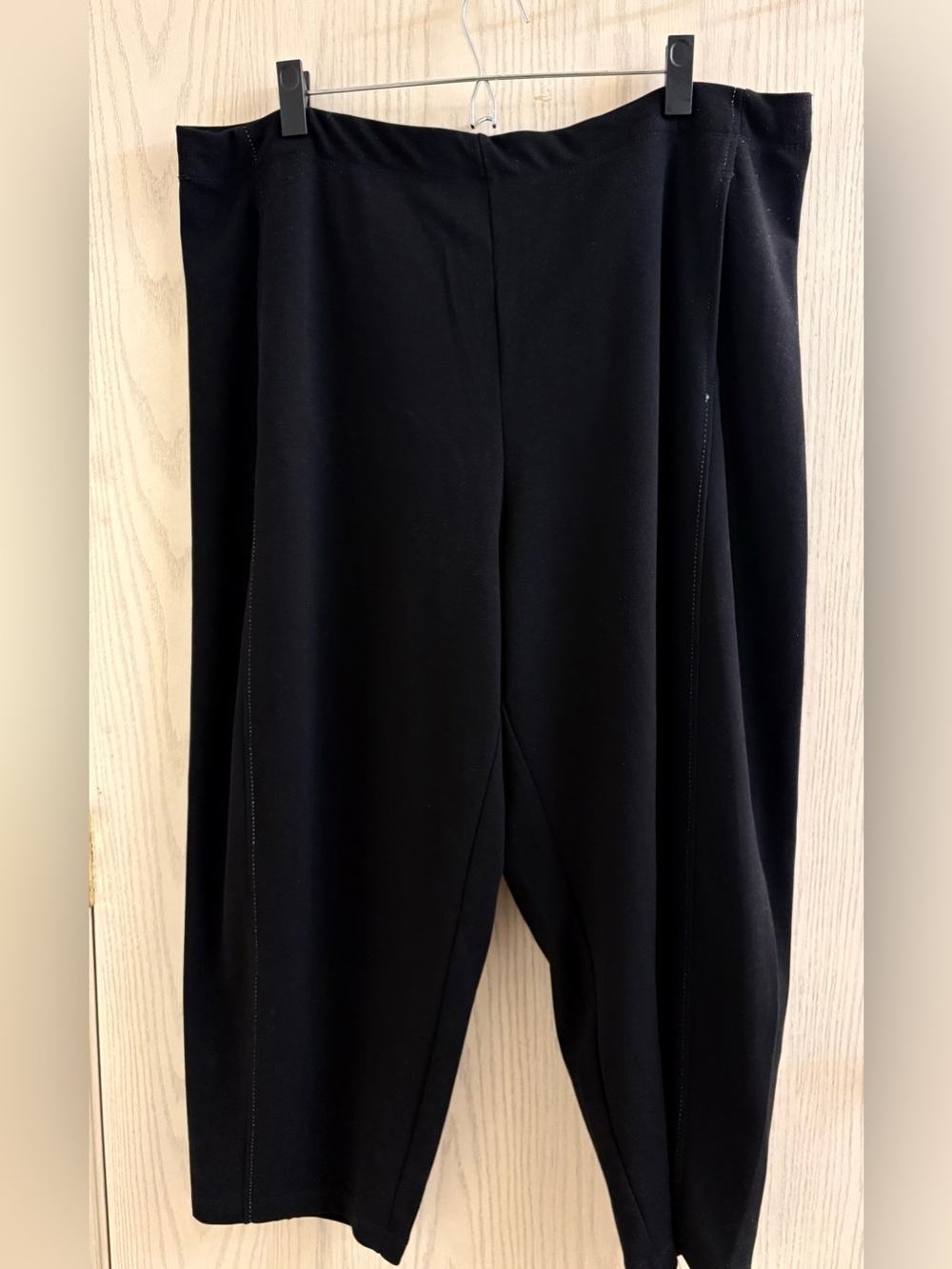 Max Studio Barrel Leg Capris Ponte Pants with Flattering White Seaming